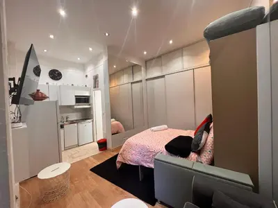 Télévision ou salle de divertissement dans l'établissement Chic Studio at Arc de Triomphe and Champs Elysees