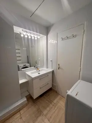 Salle de bains dans l'établissement Chic Studio at Arc de Triomphe and Champs Elysees