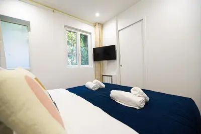 Télévision ou salle de divertissement dans l'établissement MBM - CHARONNE