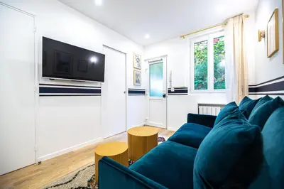Télévision ou salle de divertissement dans l'établissement MBM - CHARONNE