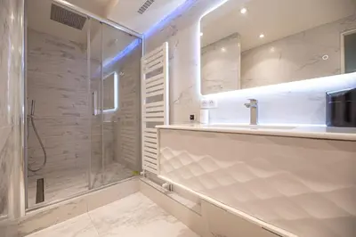 Salle de bains dans l'établissement MBM - LA TOUR