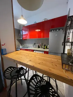 Cuisine ou kitchenette dans l'établissement Maison de ville cosy Canal Saint Martin