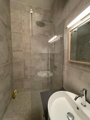 Salle de bains dans l'établissement Maison de ville cosy Canal Saint Martin