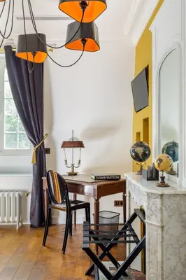 Télévision ou salle de divertissement dans l'établissement L'Hôtel Particulier - Paris Asnières