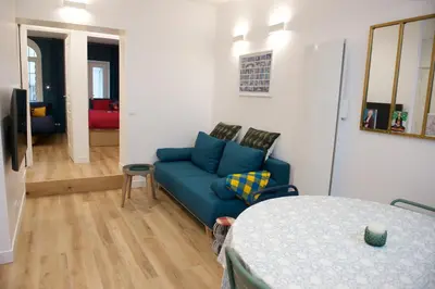 Coin salon dans l'établissement CHARMING Parisian Apartment WITH AIR CONDITIONING - CLIMATISATION & 2 BEDROOMS - Batignolles PARIS