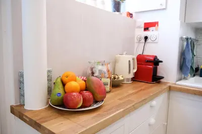 Cuisine ou kitchenette dans l'établissement CHARMING Parisian Apartment WITH AIR CONDITIONING - CLIMATISATION & 2 BEDROOMS - Batignolles PARIS