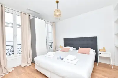 Un ou plusieurs lits dans un hébergement de l'établissement Cosy apartment 2BR-6P - Musée du Louvre