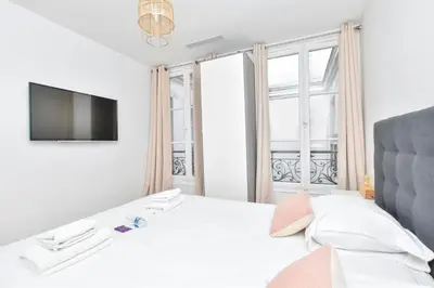 Un ou plusieurs lits dans un hébergement de l'établissement Cosy apartment 2BR-6P - Musée du Louvre