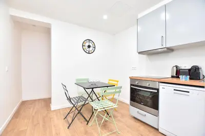 Cuisine ou kitchenette dans l'établissement Cosy apartment 2BR-6P - Musée du Louvre