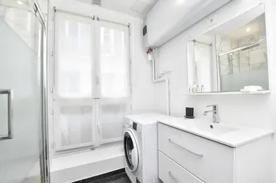 Salle de bains dans l'établissement Cosy apartment 2BR-6P - Musée du Louvre