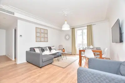 Télévision ou salle de divertissement dans l'établissement Cosy apartment 2BR-6P - Musée du Louvre