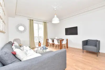 Télévision ou salle de divertissement dans l'établissement Cosy apartment 2BR-6P - Musée du Louvre
