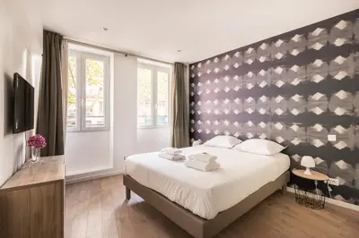 Un ou plusieurs lits dans un hébergement de l'établissement Spacious apartment-2BR-6P-Boulevard Saint-Germain