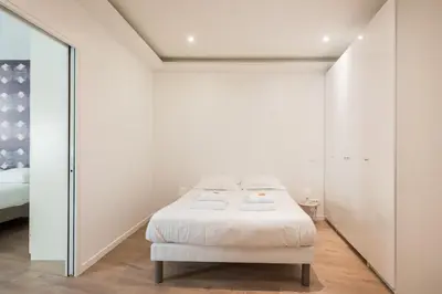 Un ou plusieurs lits dans un hébergement de l'établissement Spacious apartment-2BR-6P-Boulevard Saint-Germain