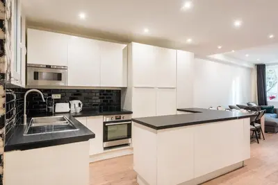 Cuisine ou kitchenette dans l'établissement Spacious apartment-2BR-6P-Boulevard Saint-Germain