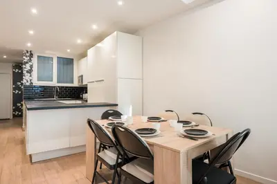 Cuisine ou kitchenette dans l'établissement Spacious apartment-2BR-6P-Boulevard Saint-Germain