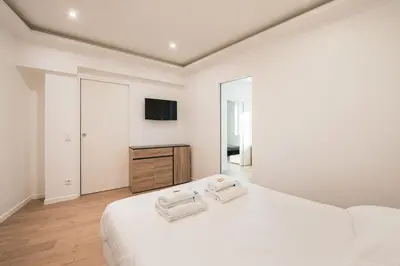 Un ou plusieurs lits dans un hébergement de l'établissement Spacious apartment-2BR-6P-Boulevard Saint-Germain