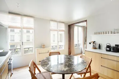 Cuisine ou kitchenette dans l'établissement Residence in the center of Paris by Studio prestige