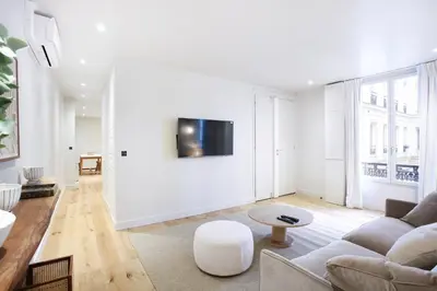 Télévision ou salle de divertissement dans l'établissement Residence in the center of Paris by Studio prestige