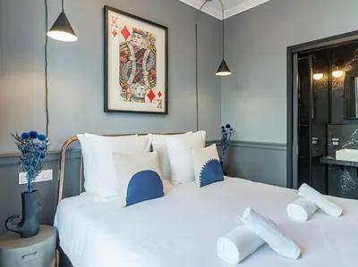 Un ou plusieurs lits dans un hébergement de l'établissement The Blue King Suite