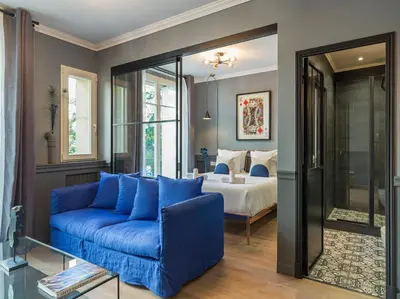 Coin salon dans l'établissement The Blue King Suite