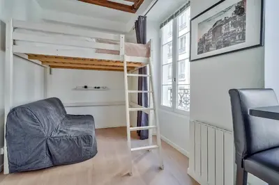 Coin salon dans l'établissement Cute Mezzanine Studio in the Heart of Paris (2M)