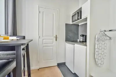 Cuisine ou kitchenette dans l'établissement Cute Mezzanine Studio in the Heart of Paris (2M)
