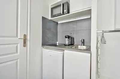 Cuisine ou kitchenette dans l'établissement Cute Mezzanine Studio in the Heart of Paris (2M)