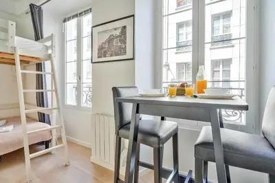 Un ou plusieurs lits dans un hébergement de l'établissement Cute Mezzanine Studio in the Heart of Paris (2M)
