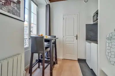 Télévision ou salle de divertissement dans l'établissement Cute Mezzanine Studio in the Heart of Paris (2M)