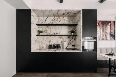 Cuisine ou kitchenette dans l'établissement HIGHSTAY - Luxury Serviced Apartments - North Marais 1