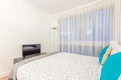 Télévision ou salle de divertissement dans l'établissement Luxury Living in Saint Germain