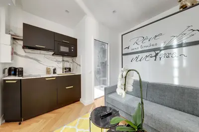 Télévision ou salle de divertissement dans l'établissement Suite CD : Superb Parisian apartment
