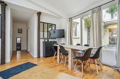 Télévision ou salle de divertissement dans l'établissement 205-Suite Villa Valmy