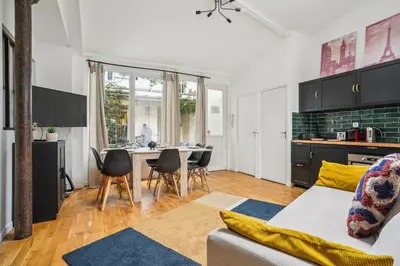 Télévision ou salle de divertissement dans l'établissement 205-Suite Villa Valmy