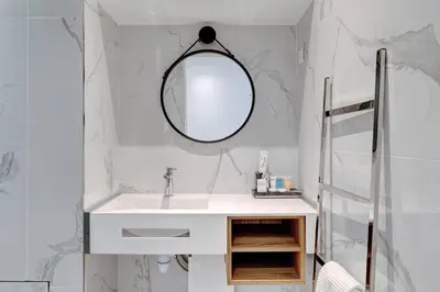 Salle de bains dans l'établissement 212 Suite Louboutin - Superb Apartment in Paris