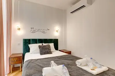 Un ou plusieurs lits dans un hébergement de l'établissement 212 Suite Louboutin - Superb Apartment in Paris