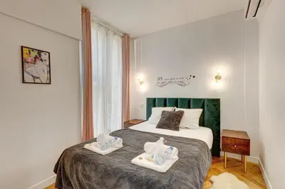 Un ou plusieurs lits dans un hébergement de l'établissement 212 Suite Louboutin - Superb Apartment in Paris