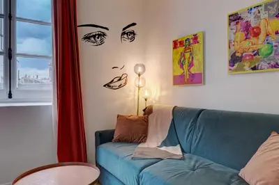 Coin salon dans l'établissement 212 Suite Louboutin - Superb Apartment in Paris