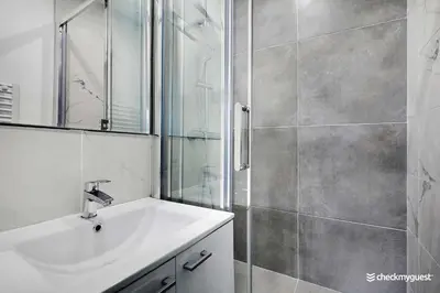 Salle de bains dans l'établissement Cozy apartment - 1BR-4P - next to Paris