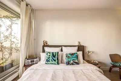 Un ou plusieurs lits dans un hébergement de l'établissement Rue Saint-Maur 1-Bed Studio Balcony and View