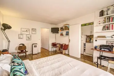 Un ou plusieurs lits dans un hébergement de l'établissement Rue Saint-Maur 1-Bed Studio Balcony and View