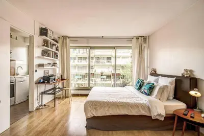 Un ou plusieurs lits dans un hébergement de l'établissement Rue Saint-Maur 1-Bed Studio Balcony and View