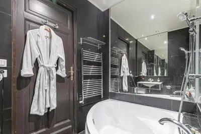 Salle de bains dans l'établissement Élysées vip