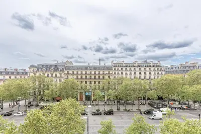 Vue générale sur Paris ou vue de la ville depuis l'appartement