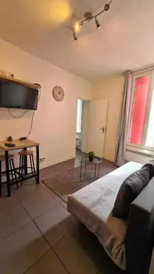 Télévision ou salle de divertissement dans l'établissement Logesty Home proche Paris et Metro