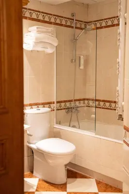 Salle de bains dans l'établissement Hotel de Fleurie - Saint-Germain-des-Pres