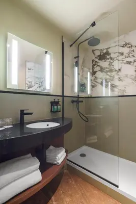 Salle de bains dans l'établissement Voco Paris - Porte de Clichy