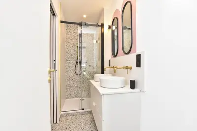 Salle de bains dans l'établissement Charming and cosy flat next to the Eiffel Tower