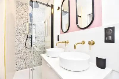 Salle de bains dans l'établissement Charming and cosy flat next to the Eiffel Tower